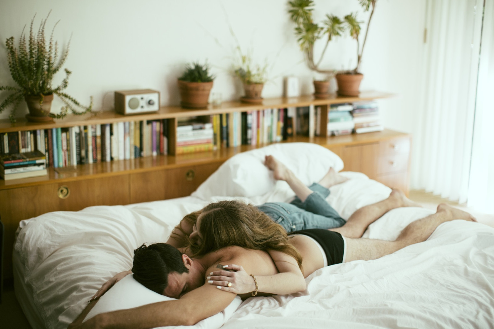 Вечерний домашний секс молодой парочки в московской квартире